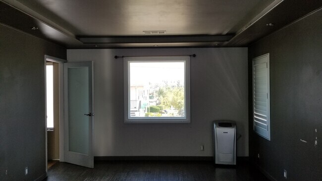 Foto del edificio - 1863 S Mansfield Ave