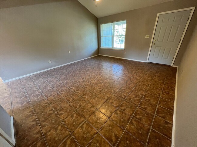 Foto del edificio - 3 Bed 1.5 Bath Total Electric House, With 1 Car Garage. Yard Care Included.