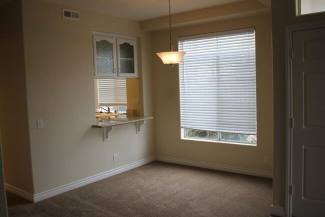 Building Photo - 2Bed/2Bath End Unit in Gated Community~ Ra...