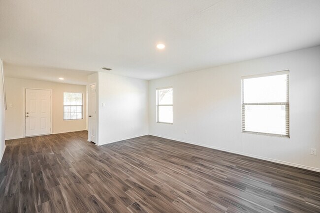 Foto del edificio - 8922 Scarlett Pl