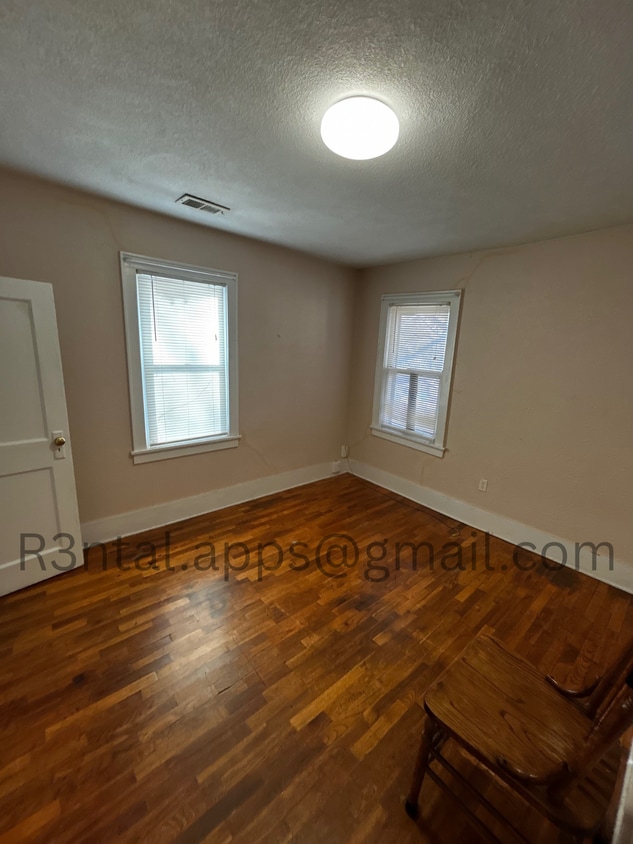 Building Photo - 622.5 S Locust St