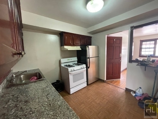 Building Photo - VERY SPACIOUS AND  NATURALLY  BRIGHT 3 BED...