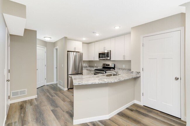 Foto del edificio - Otsego Townhome for RENT 3bd3ba2gar INTERIOR UNIT available May 01