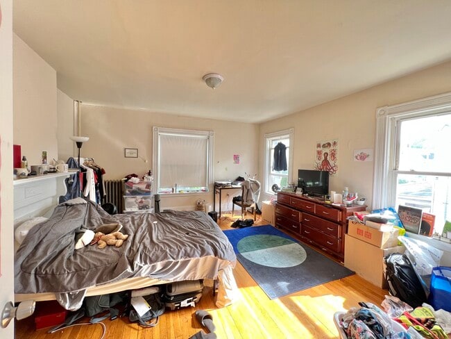 Room B in a 6b2.5b unit - 14 Pratt St