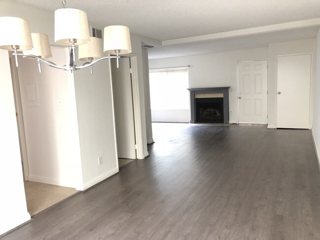 Dining area - 10260 Plainview Ave