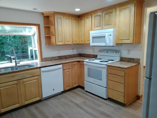 Building Photo - Beautifully Updated 3-Bedroom Home with Of...