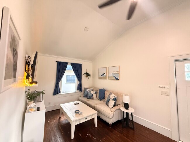 Foto del edificio - 1920 Victoria Ave