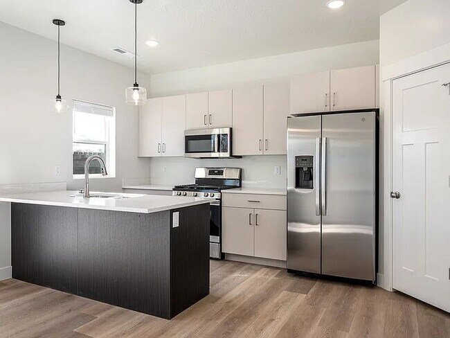 Foto del edificio - Charming Brand New Cedar City Townhouse: 2 Master bedrooms with ensuite bathrooms. Pet Friendly!