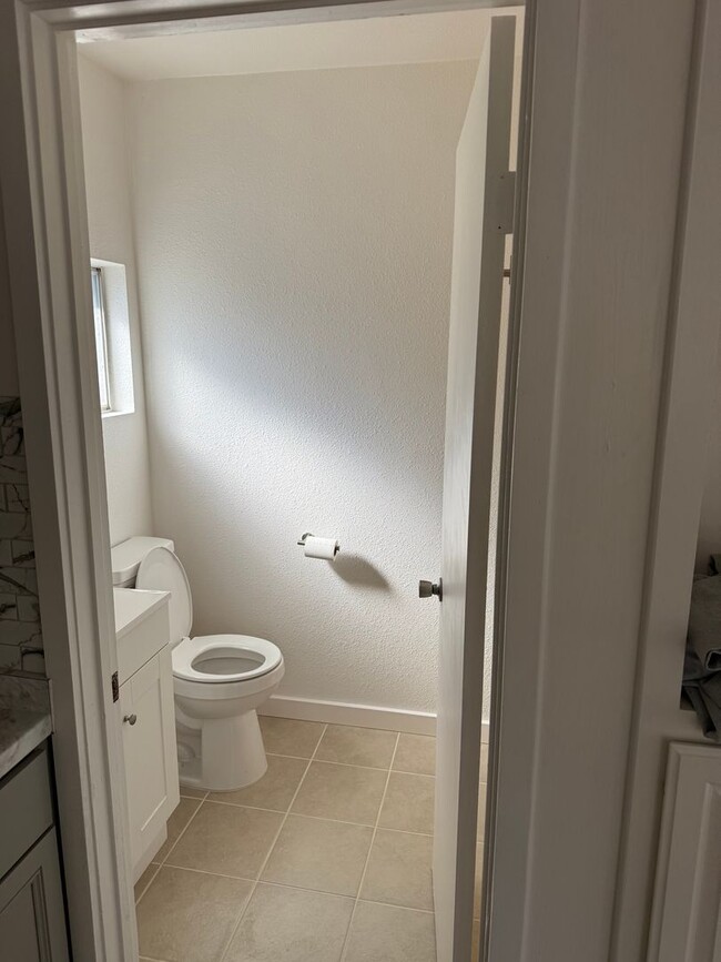 Foto del edificio - Totally remodeled guesthouse - available NOW