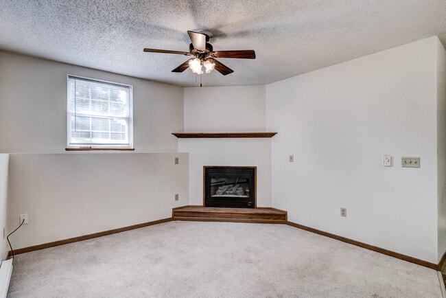 Building Photo - 627 Maple St