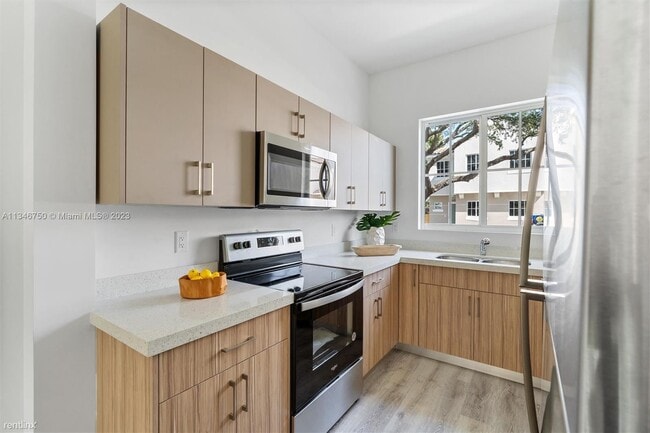 Building Photo - 3 br, 2.5 bath House - 617 NW 1st Ave # 623