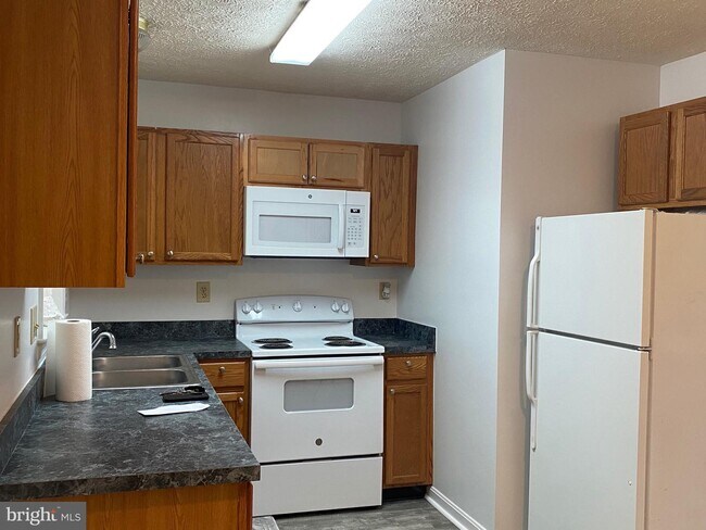 Building Photo - 11900 Hunting Ridge Dr