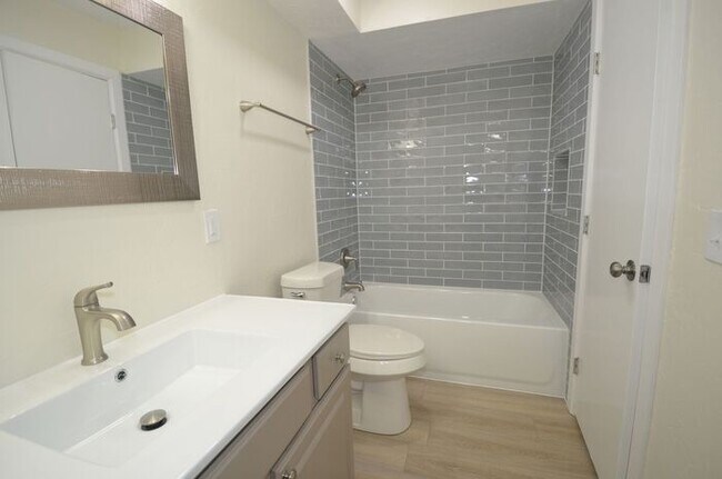 Foto del edificio - Tara Condos 2 Bed 1 Bath Apt NW 63rd & May...