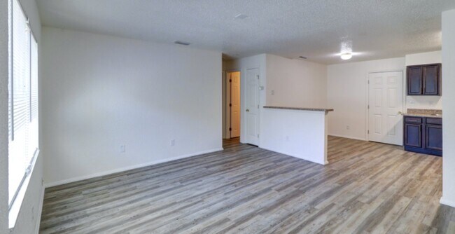 Foto del edificio - 5345 Laurel Pl