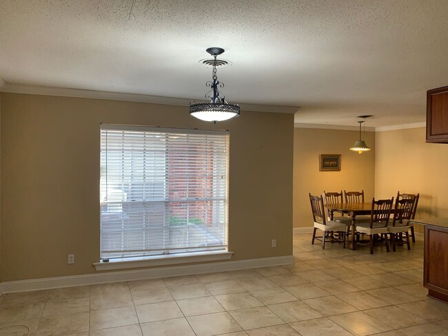 Building Photo - Metairie 3 Bedroom with Spacious Rooms and...