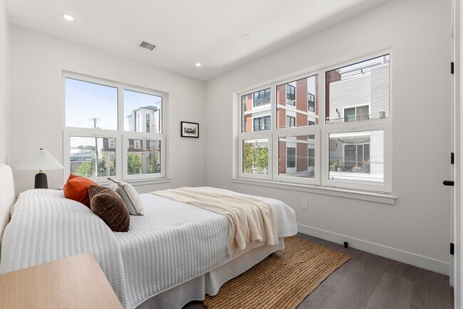 Foto del edificio - 75 Willow Ct