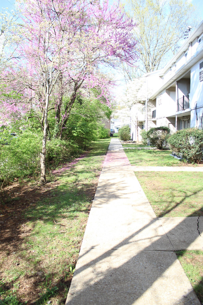 Building Photo - 201 Taliwa Gardens Dr