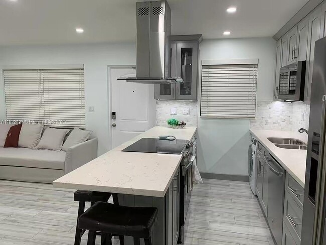 Building Photo - 600 NE 7th Ave