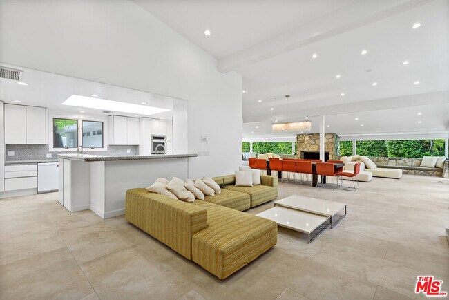 Foto del edificio - 1270 Benedict Canyon Drive