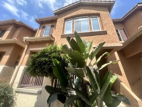 Building Photo - 926 Camino De La Reina