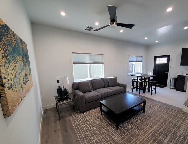 Foto del edificio - 17556 Chase St