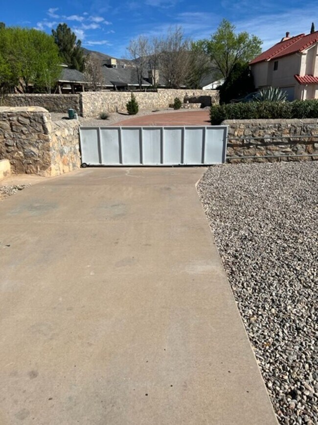 Foto del edificio - Beautiful home on a large corner lot with RV parking