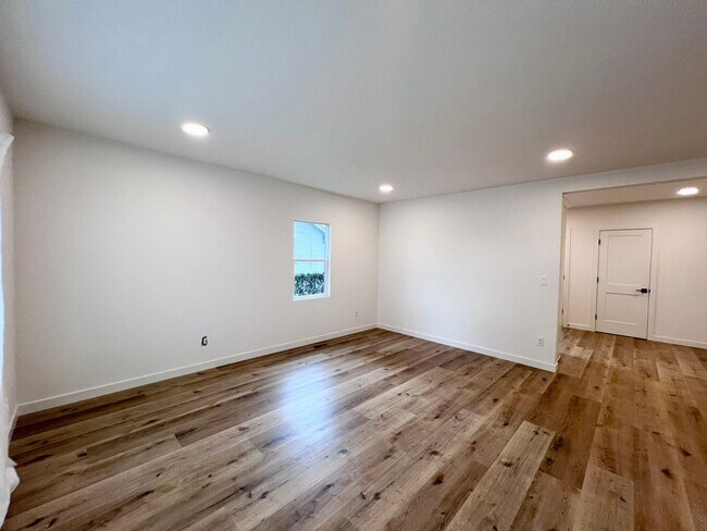 Building Photo - Modern Two-Story Gem: 3BD/1BA Home with Bo...