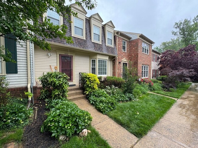 Building Photo - Well-Maintained 3 Bed 3.5 Bath Townhome Wi...