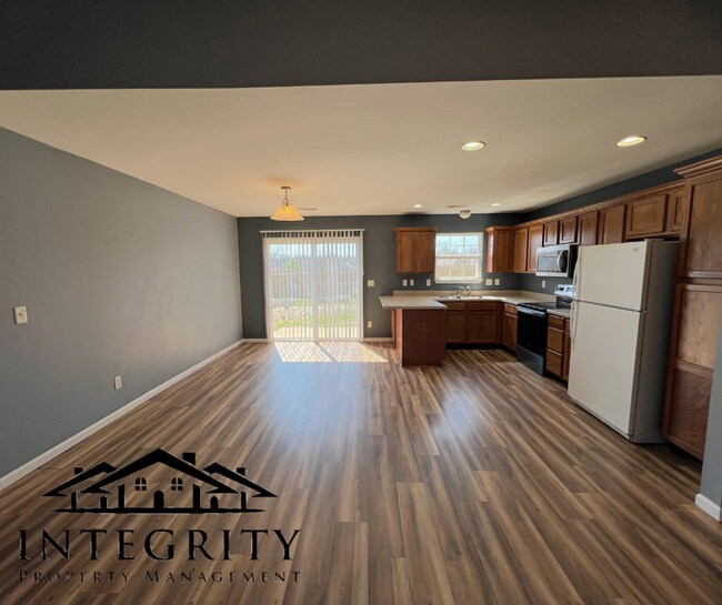 Building Photo - Single Family Home Close to FLW