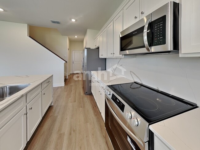 Building Photo - 5949 Pinewood Ests Dr