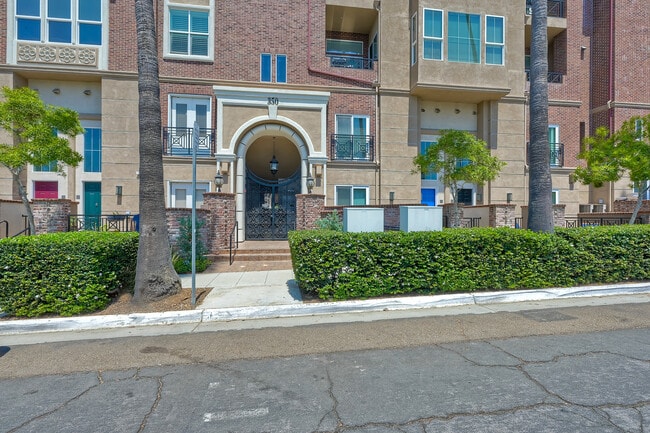 Building Photo - 350 Nutmeg St