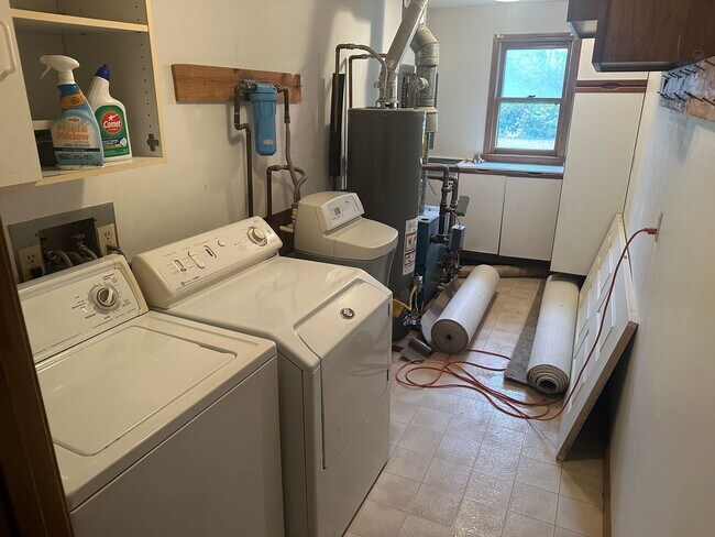 Building Photo - 3 bedroom available for immediate move in!