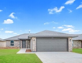 Building Photo - 1620 Highland Loop