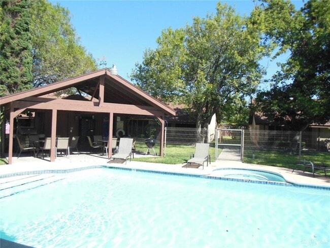 Foto del edificio - 20 W Dallas Ave