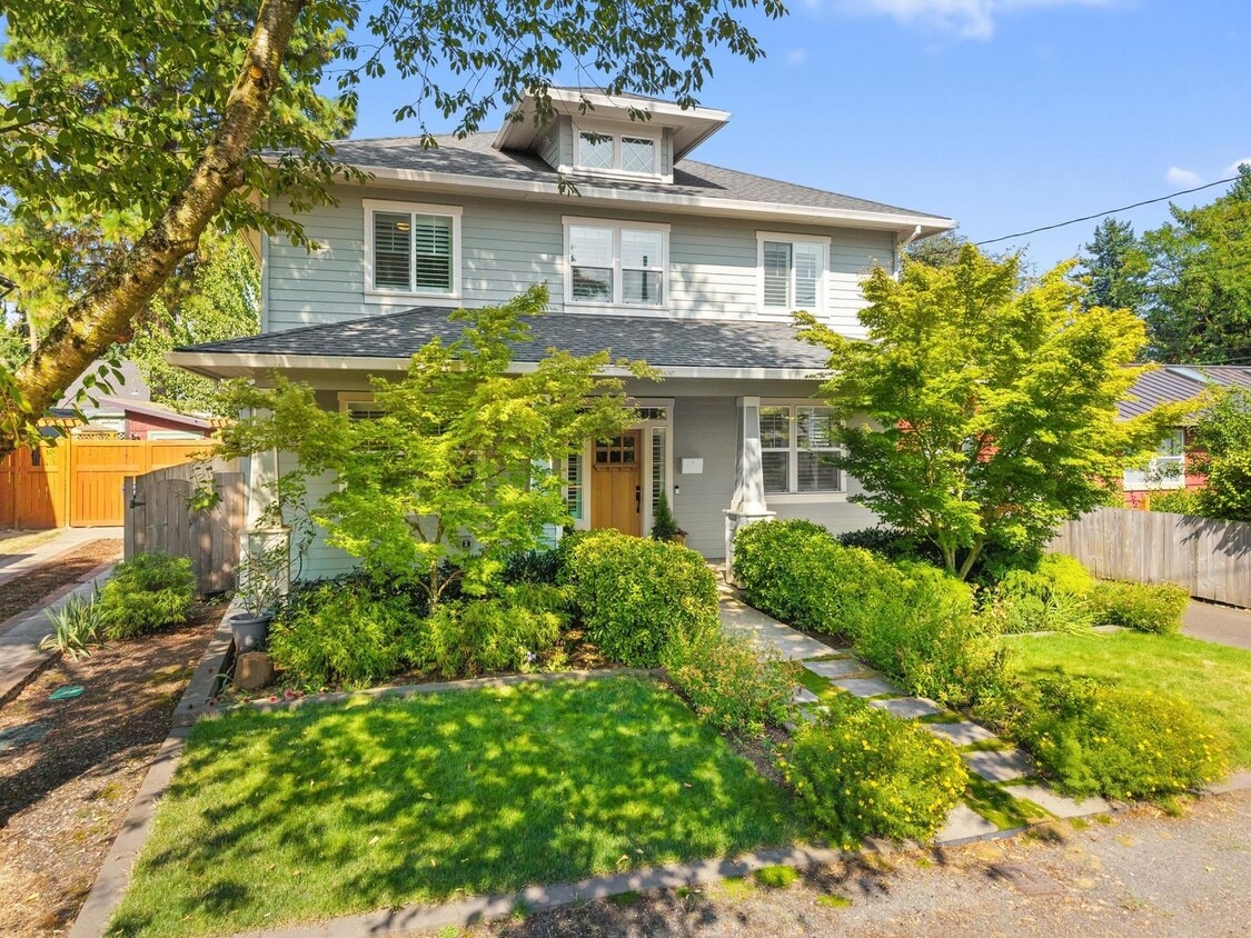 Primary Photo - Spacious 4-Bedroom Dream Home – Perfect fo...