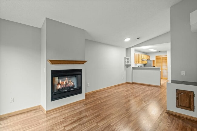 Building Photo - 2230 Ranchview Ln N