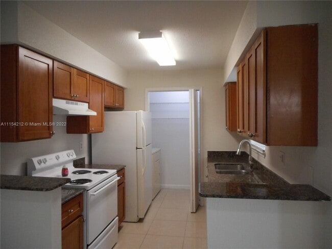 Building Photo - 833 Riverside Dr