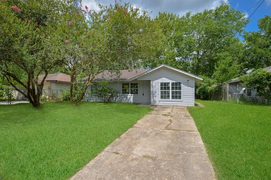 Foto principal - 9229 Forest View St