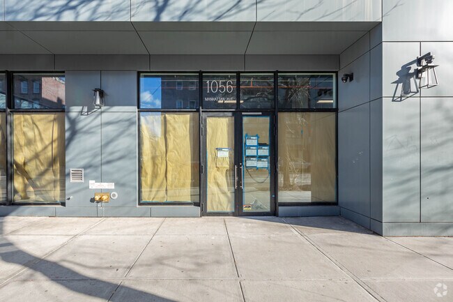 Entrada del edificio - 1056 Manhattan Ave