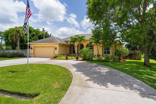 Building Photo - 1456 SW Del Rio Blvd