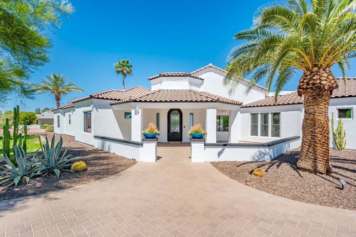 Primary Photo - Stunning Luxury Home in Paradise Valley!