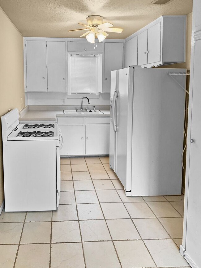 Building Photo - Bright & Open 3 Bedroom Home