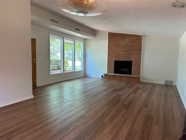 Building Photo - 2400 Martin St