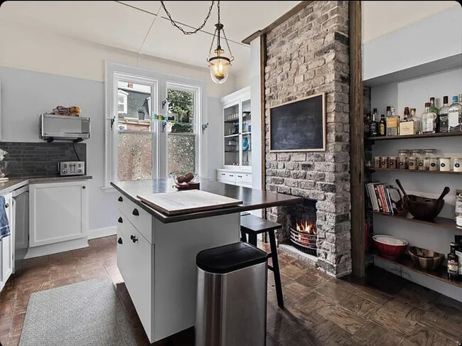 Building Photo - 164 Gower St
