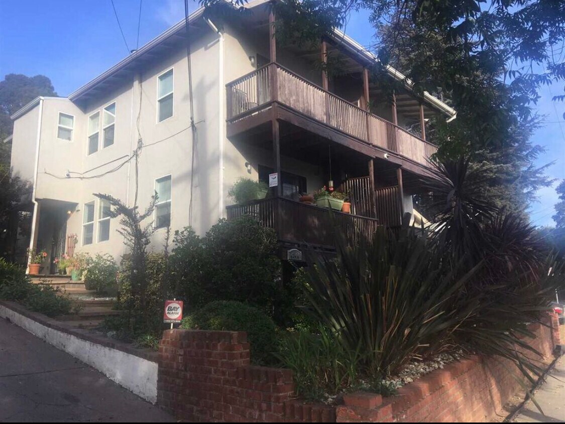 Front - 4844 Daisy St