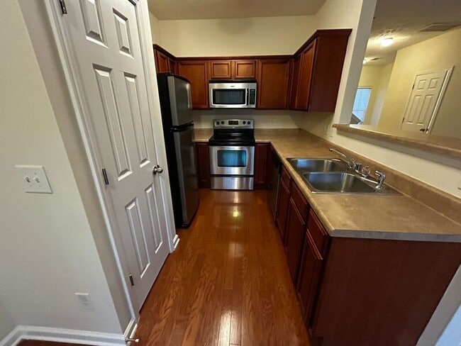 Building Photo - 8328 Oak Knoll Dr