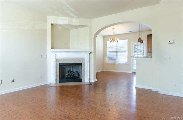 Foto del edificio - "Charming 3-Bed Oasis with Granite Accents & Pool Retreat in Belmont!"