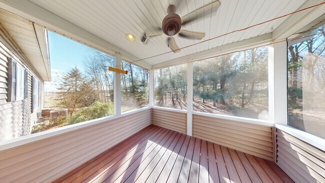 Building Photo - Beautiful county home, ranch with extra bu...