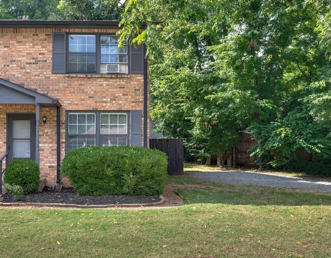 Building Photo - Awesome 2BE/1.5BA duplex in fantastic location in Nashville!