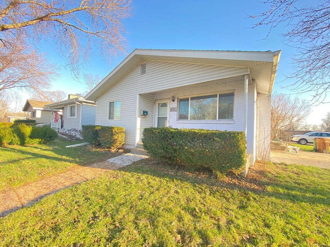 Foto principal - 4 bed 3 bath home with its own basement suite